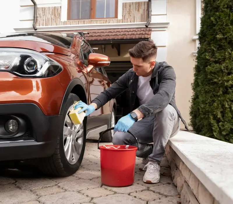 Lavage auto à domicile Saint-Symphorien-sous-Chomérac : professionnel intervenant sur un véhicule